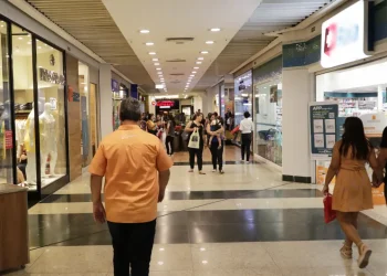 Setor de shoppings no Rio enfrenta declínio de fluxo e adaptações diante do crescimento do e-commerce