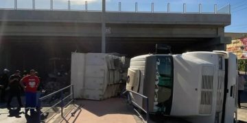 Carreta com pedras tombou na Avenida Vinte e Dois de Maio, causando trânsito intenso