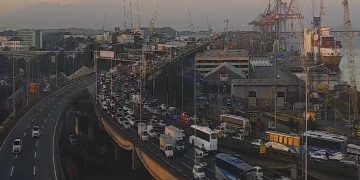 Tráfego intenso na Ponte Rio-Niterói e acessos na tarde de sexta-feira
