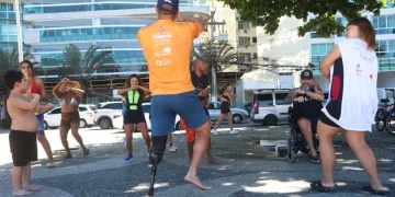 Niterói realiza mais uma edição do projeto Praia Sem Barreiras para inclusão de pessoas com deficiência