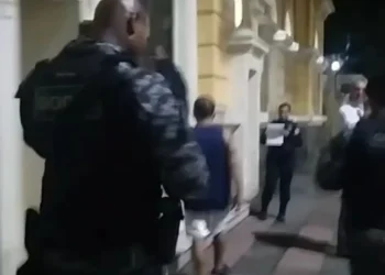 Homem é preso por embriaguez, desacato e tentativa de fuga na delegacia de Maricá