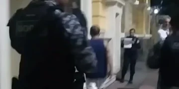 Homem é preso por embriaguez, desacato e tentativa de fuga na delegacia de Maricá