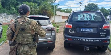 PRF apreende carro roubado clonado na BR-101 em Niterói durante fiscalização