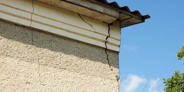 Rachaduras em paredes podem indicar problemas estruturais, exigindo avaliação especializada