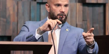 Renan Jordy assume vaga na Alerj após cassação e renúncia, priorizando fiscalização e valores familiares