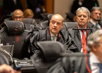 Governador em exercício do Rio nomeia ex-assessor de Eduardo Paes para área de inteligência