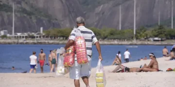 Câmara do Rio aprova reconhecimento de ambulantes como patrimônio imaterial após episódio de abordagem violenta