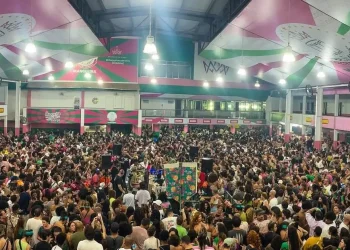 Quadra da Mangueira é liberada após reformas para comemorar o aniversário de 98 anos