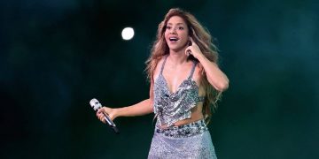Shakira estreia maior estrutura de espetáculo na orla de Copacabana em evento recorde
