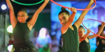 Aulas gratuitas de teatro beneficiam moradores de Maricá por promover expressão e convivência