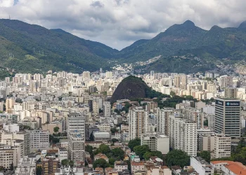 RioLuz moderniza iluminação na Tijuca com instalação de 117 novos luminárias