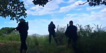 Operação da Polícia Militar busca criminosos no Fonseca, em Niterói, marcado por disputa entre facções