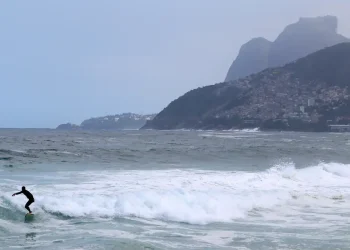 Rio de Janeiro registra aumento de 17% no turismo internacional em 2026 e atrai mais surfistas iniciantes