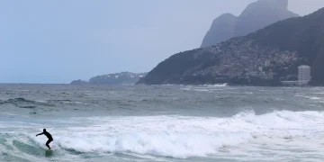 Rio de Janeiro registra aumento de 17% no turismo internacional em 2026 e atrai mais surfistas iniciantes