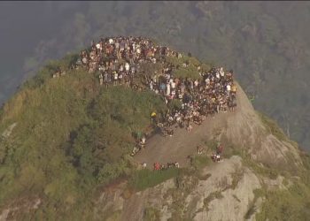 Tiroteio durante operação policial isola turistas no Morro Dois Irmãos, no Rio
