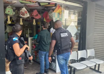 Polícia prende comerciante por venda de linha chilena proibida em Niterói