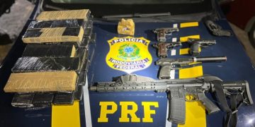 PRF apreende armas, drogas e munições na BR-101, em Serra, durante fiscalização