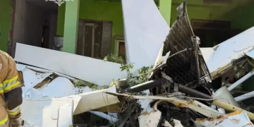 Aviação: avião de pequeno porte cai sobre casa em Nova Iguaçu; piloto morre no local