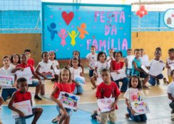 Escola no Porto do Rosa celebra família com apresentações culturais e orientações jurídicas