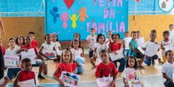 Escola no Porto do Rosa celebra família com apresentações culturais e orientações jurídicas