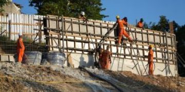 Obras de contenção na Rua Vinte e Sete de Julho visam aumentar segurança no Lindo Parque