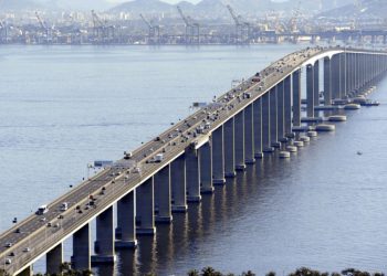 Acidente na ponte Rio-Niterói causa lentidão na subida do Vão Central no sentido Rio