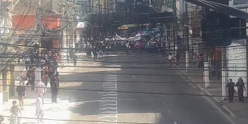 Manifestação de profissionais da educação bloqueia rua no centro de Niterói