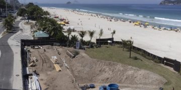 Operação da Polícia Federal investiga obras ilegais na praia do Pepê, na Barra