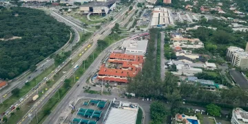 Porsche se envolve em acidente na Barra da Tijuca e foge do local, deixando vítima ferida