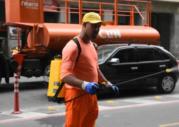 Niterói investe em nova tecnologia de pulverização para melhorar limpeza urbana no centro