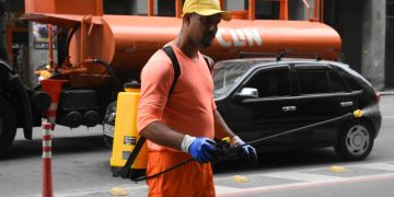 Niterói investe em nova tecnologia de pulverização para melhorar limpeza urbana no centro