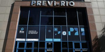 Aposentada identifica desconto indevido de R$730 em contracheque; prefeitura admite falha na Previ-Rio