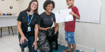 Maricá entrega certificados de terapia assistida por cães para inclusão e desenvolvimento