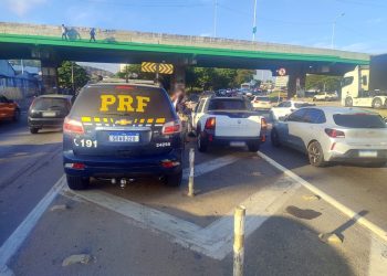 Motor com CNH suspensa é flagrado na Ponte Rio-Niterói por policial rodoviário