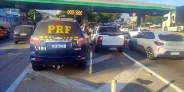 Motor com CNH suspensa é flagrado na Ponte Rio-Niterói por policial rodoviário