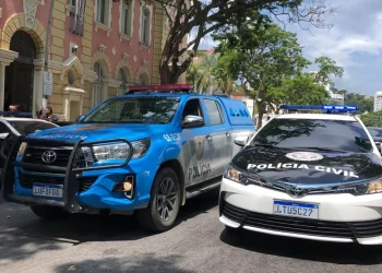 Polícia prende três suspeitos e apreende drogas, arma e equipamentos em operação na Chácara, Niterói