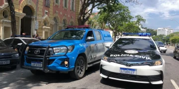 Polícia prende três suspeitos e apreende drogas, arma e equipamentos em operação na Chácara, Niterói