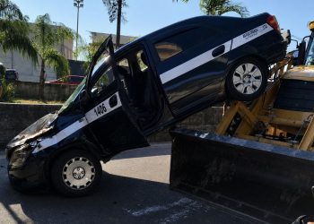 Acidente com seis veículos causa congestionamento na Avenida Jansen de Melo, Niterói