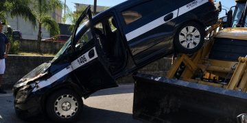 Acidente com seis veículos causa congestionamento na Avenida Jansen de Melo, Niterói