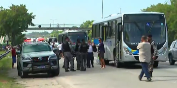 Protestos e bloqueios na BR-101 após morte de moradores no Jardim Catarina