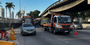 Acidente envolvendo trator, ônibus e quatro carros causa congestionamento em Niterói