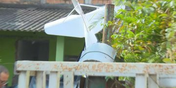 Avião de pequeno porte cai sobre casa em Nova Iguaçu; piloto morre no local