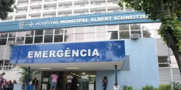 Bebê baleado durante tiroteio em Costa Barros é transferido para enfermaria e mantém estado estável