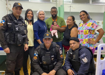 Bebê de dois meses sobrevive após engasgar e policiais agirem rapidamente em São Gonçalo