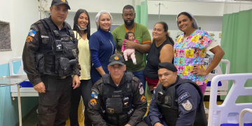 Bebê de dois meses sobrevive após engasgar e policiais agirem rapidamente em São Gonçalo