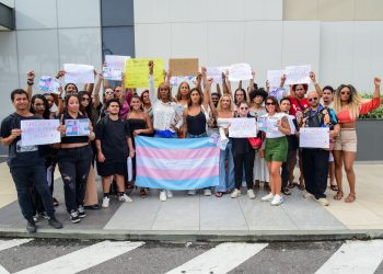 Protesto no Rio de Janeiro denúncia transfobia após episódio envolvendo mulher trans e atriz