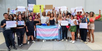 Protesto no Rio de Janeiro denúncia transfobia após episódio envolvendo mulher trans e atriz