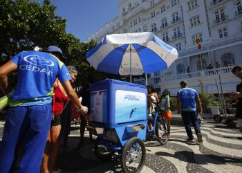 Cedae organiza operação de hidratação durante show de Shakira em Copacabana