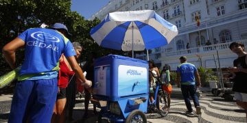 Cedae organiza operação de hidratação durante show de Shakira em Copacabana