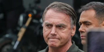 Ex-presidente Jair Bolsonaro não consegue se alimentar sozinho após cirurgia no ombro